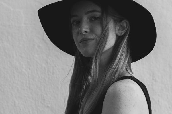 77年属蛇一个女人的婚姻感情 1977年蛇女一生婚姻结果