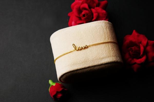 暗中帮助虎的贵人是谁