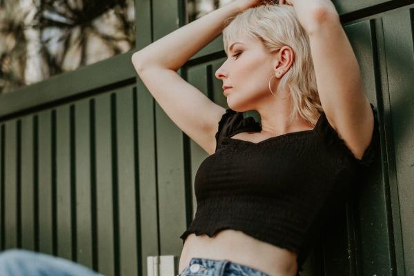 79年羊办公桌坐西朝东好吗 79年羊办公桌坐西朝东好吗